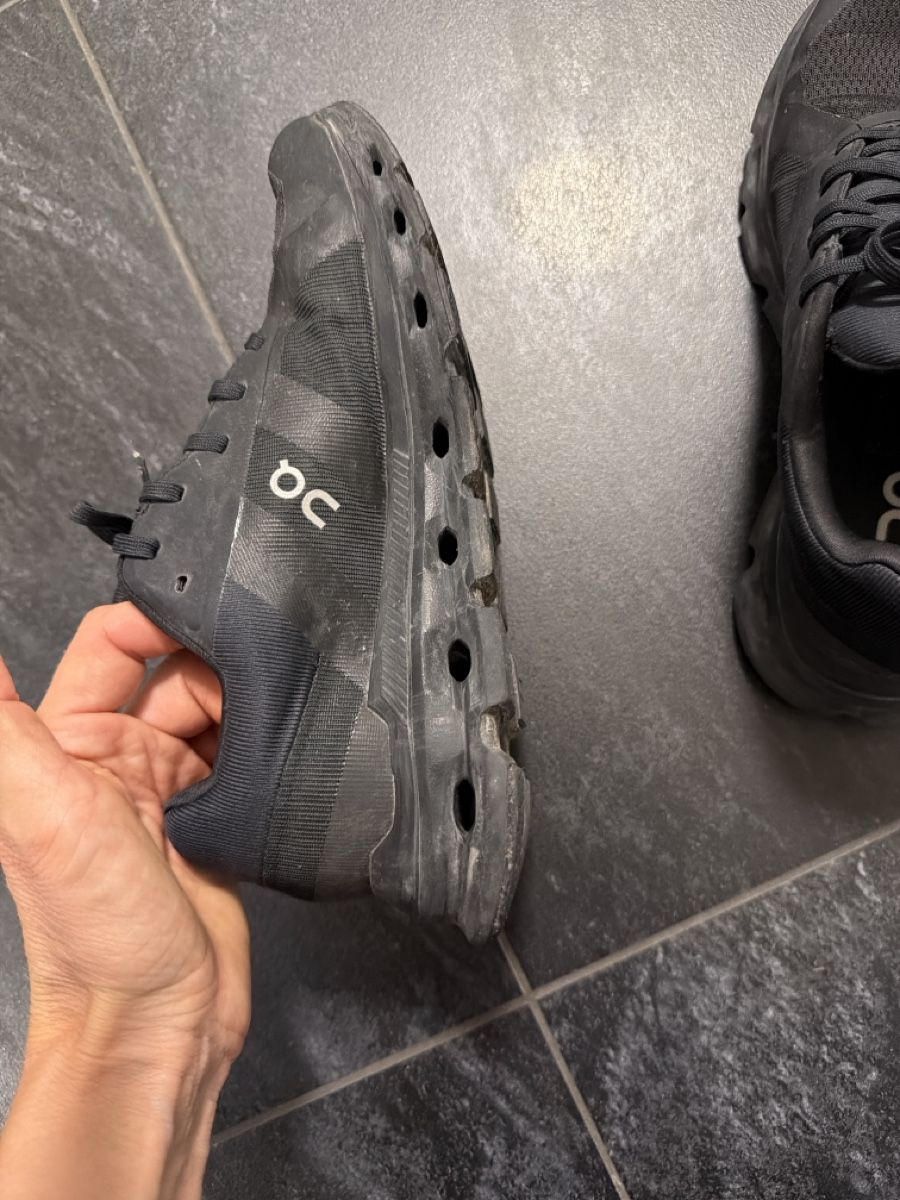 On Scarpe da donna: ON Damen cloudrunner 40 schwarz – Usato da Däniken SO venduto da NBdesign 2