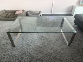 Moderner Couchtisch aus Glas mit Chromgestell