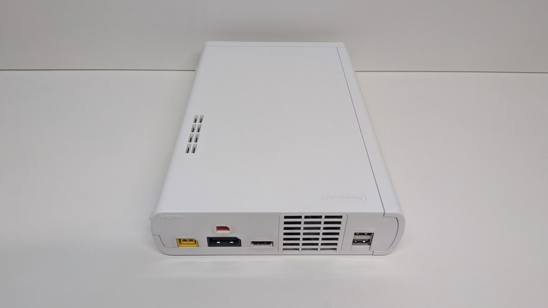 Nintendo Console: Nintendo Wii U weiss mit 2 Controller – Usato da Menziken venduto da mame18 7
