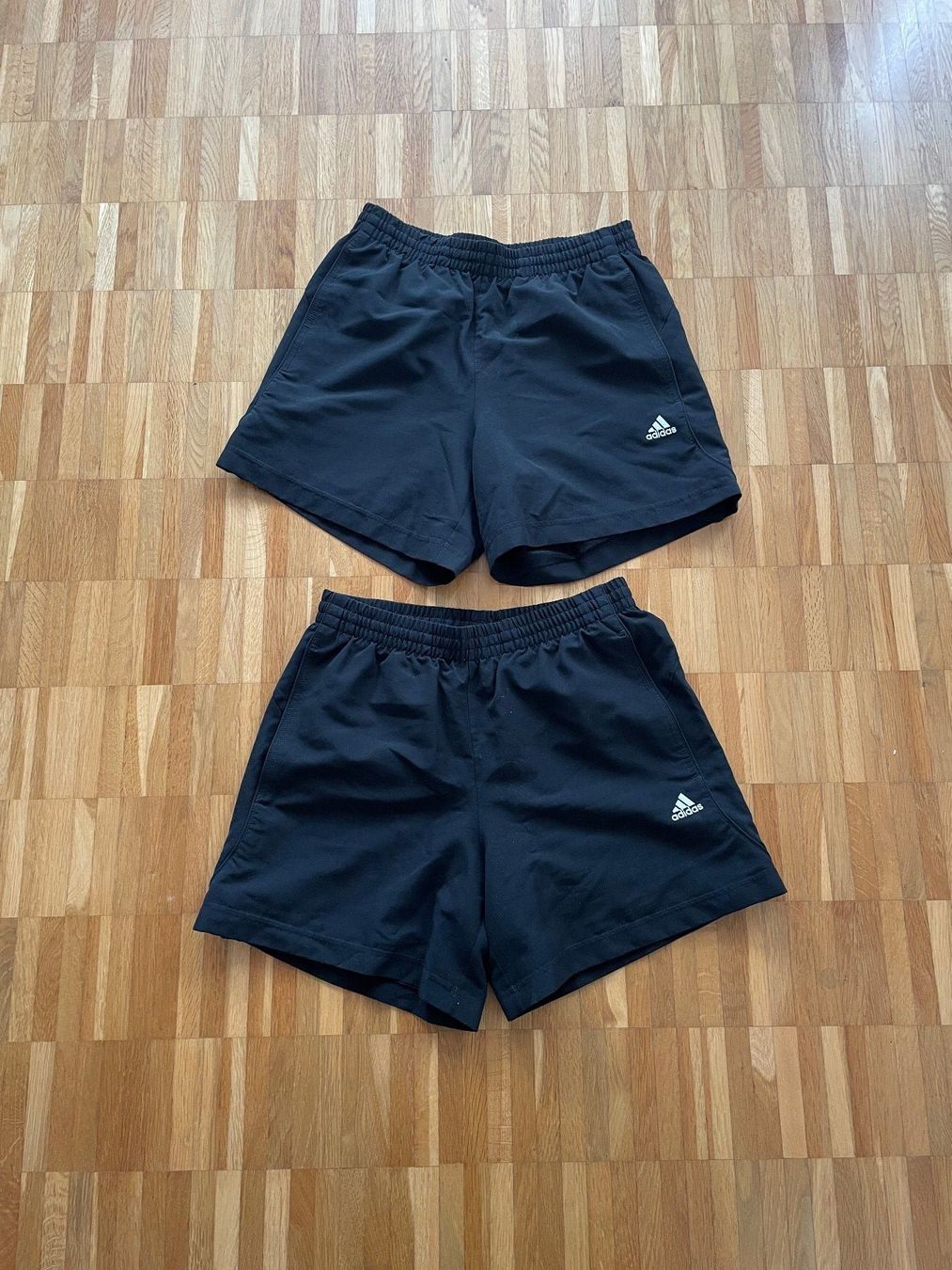 Adidas Pantaloni: Kurze Adidas-Sporthose, Gr. S – Usato da Jona venduto da Tr3s