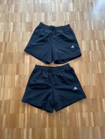 Kurze Adidas-Sporthose, Gr. S