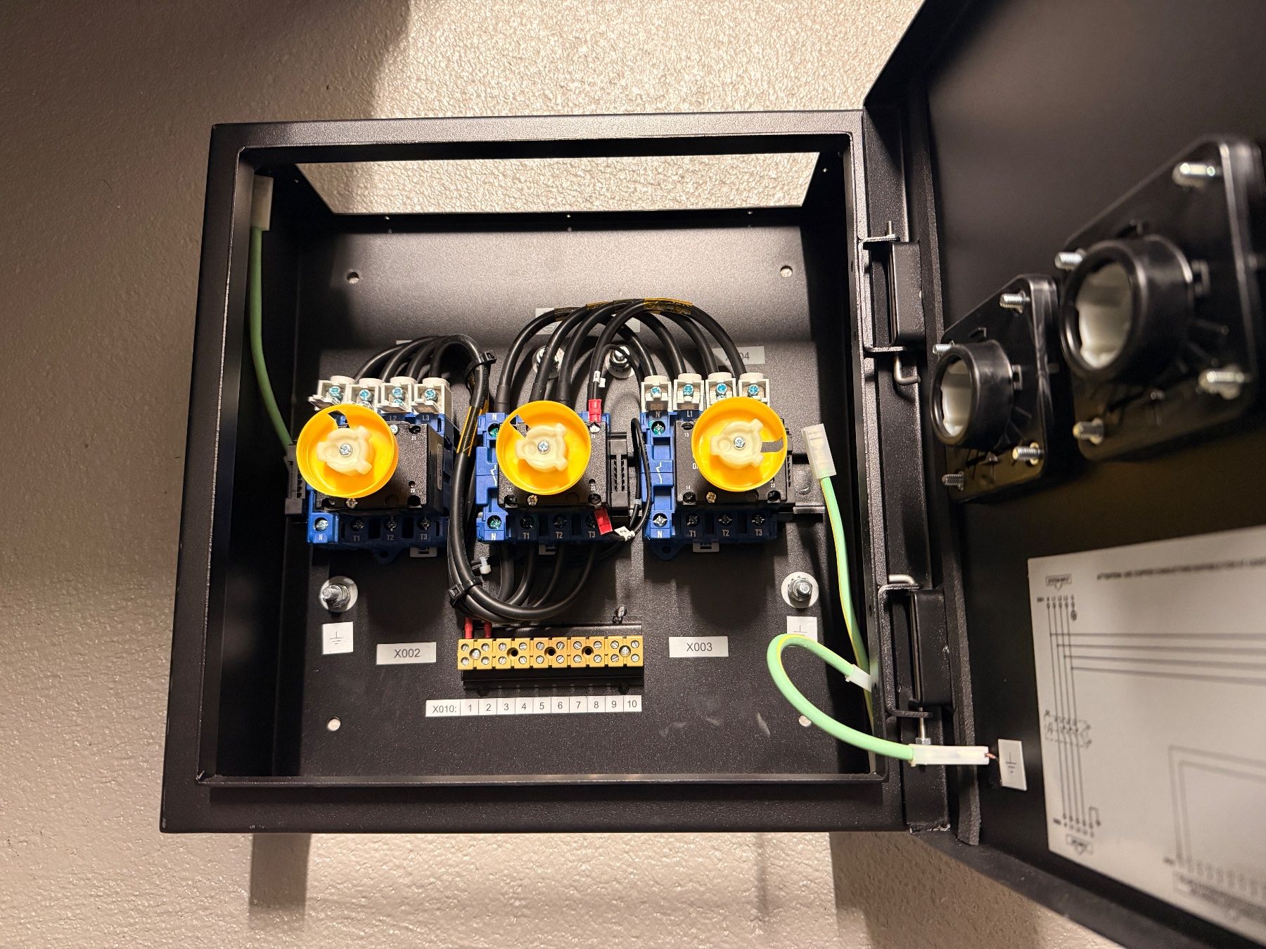 Apc Componenti elettronici: APC Maintenance Bypass Panel 10-20kW_ohne Einführungsplatte – Usato da Brütten venduto da Trinity_ch 1