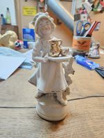 Porzellan Figur Dame mit Tablett 8265. (Q)