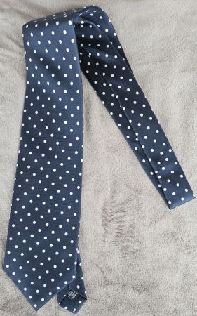 Cravate Harrods 100% soie bleu marine à pois blancs