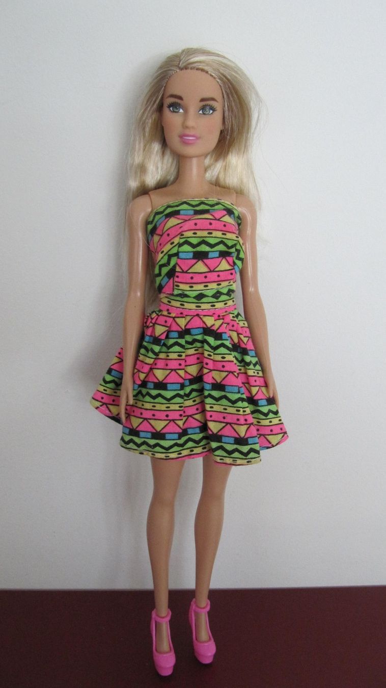 Bambole: Barbie Puppen mit farbenfrohem Outfit – Usato da Brunnen venduto da Kiwiland1 2