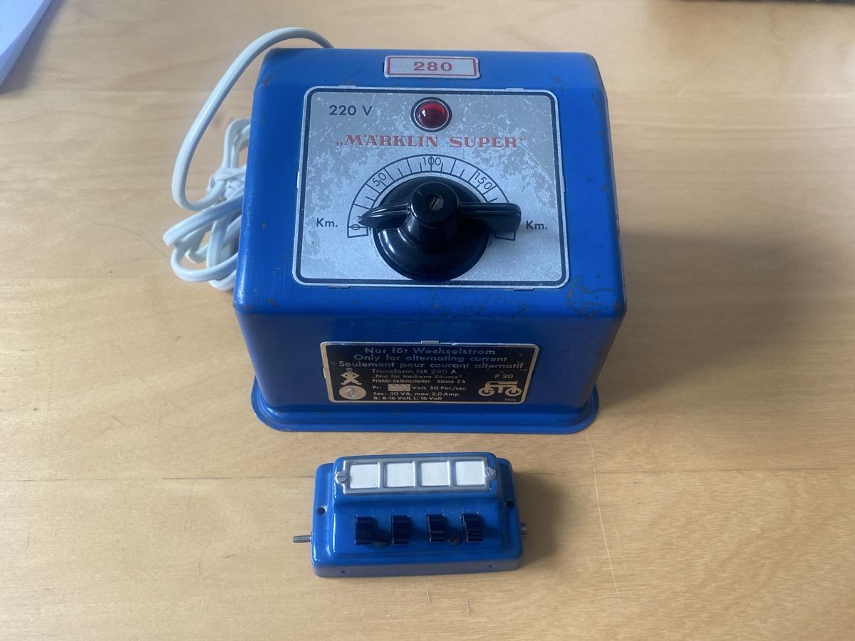 Märklin Modellini di ferrovie: Alter Märklin Trafo blau – Usato da Studen BE venduto da Pitsch445
