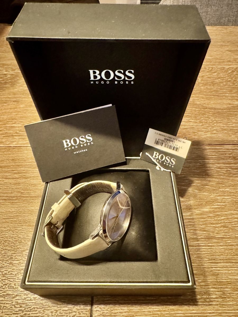 Hugo Boss Montres: Hugo Boss Damenuhr mit hellem Armband, Eclipse – D'occasion à Windisch par Anja13