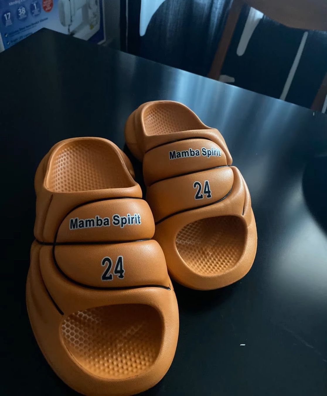 Copricapi, berretti & cappellini: Sommer-Basketball-Hausschuhe – Nuovo e nell'imballaggio originale da Bremblens venduto da SHOPSPORT