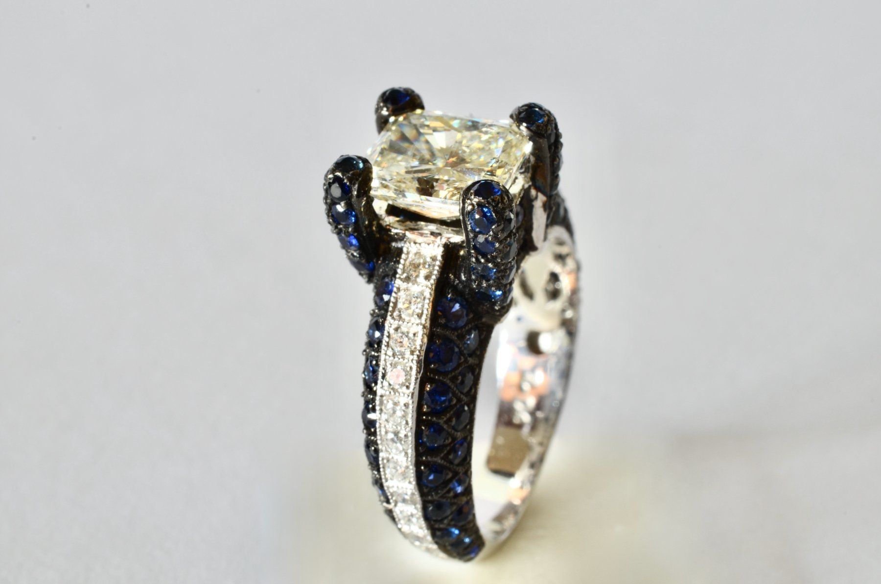 Anelli: Ring mit blauem Saphir und Diamanten, 1990. – Usato da Meilen venduto da glenbeigh 4