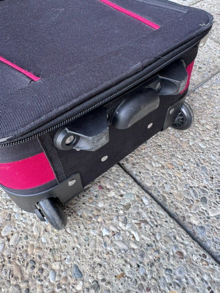 Valises de voyage: Rollkoffer Handgepäckgrösse – D'occasion à Kilchberg ZH par nalbantd 2