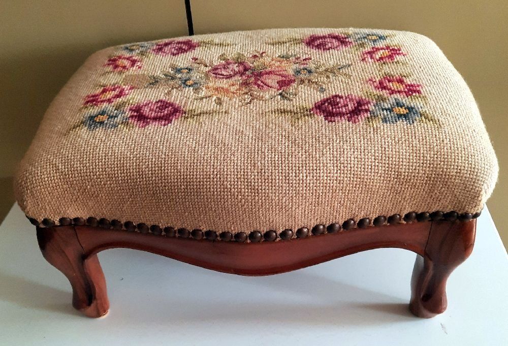 Sgabelli: Handgestickter Fussschemel / Hocker mit Rosenmuster – Usato da Eschenbach venduto da Alicekunst 4