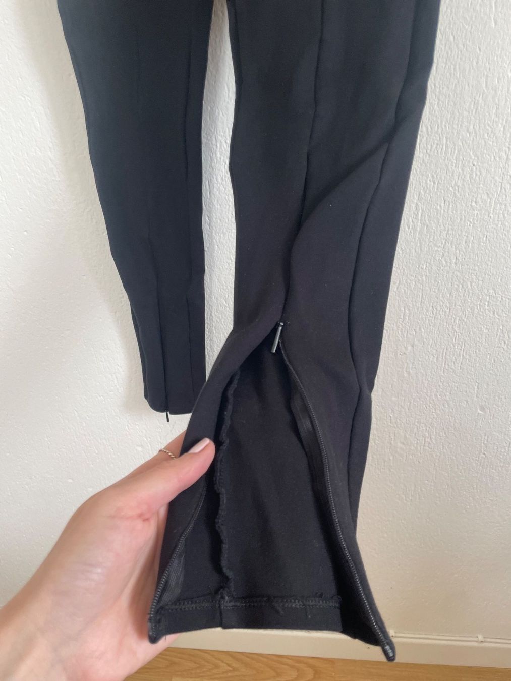Mango Leggings: Mango Leggings mit Reissverschluss – Usato da St Gallen venduto da Giidi 1