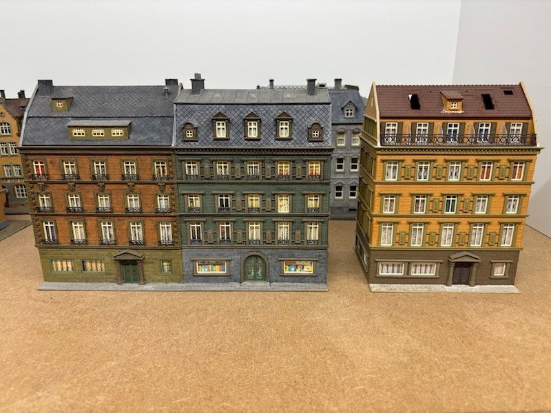 Modellini di ferrovie: 5er Set H0 Stadthäuser, Eckbau, Doppelhaus, Geschäfte Wohnen – Usato da Büsserach venduto da ModellbahnDepot 3