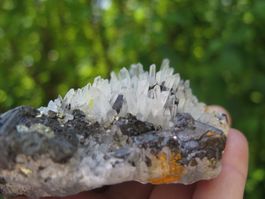 Nadelquarz mit Bleiglanz, Tetraedrit, Auripigment, Pyrit...