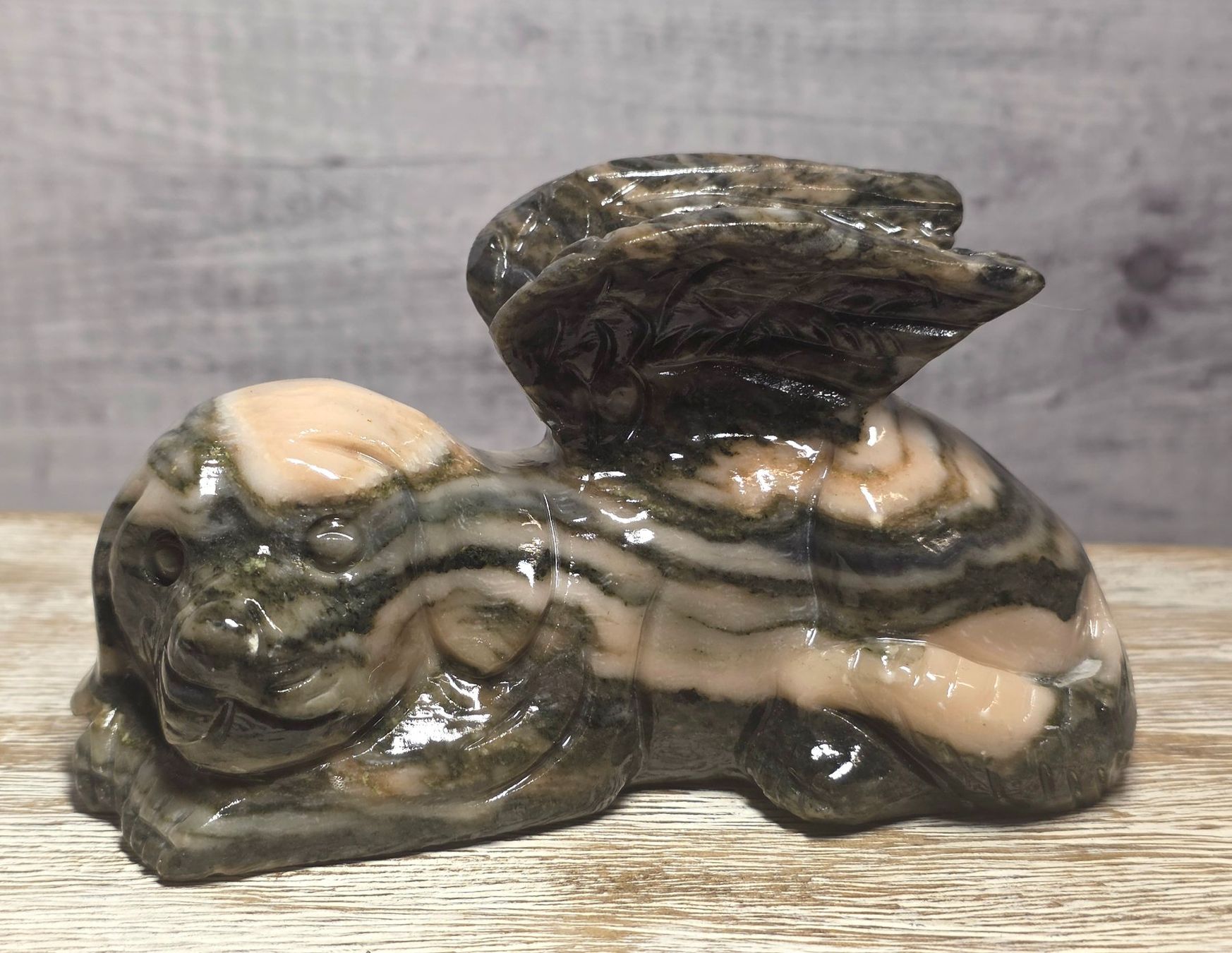 Minerali & Pietre curative: Schlafender Hunde Engel aus Jade 575g – Nuovo e nell'imballaggio originale da Matzingen venduto da Shay_Crystalz
