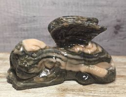 Schlafender Hunde Engel aus Jade 575g