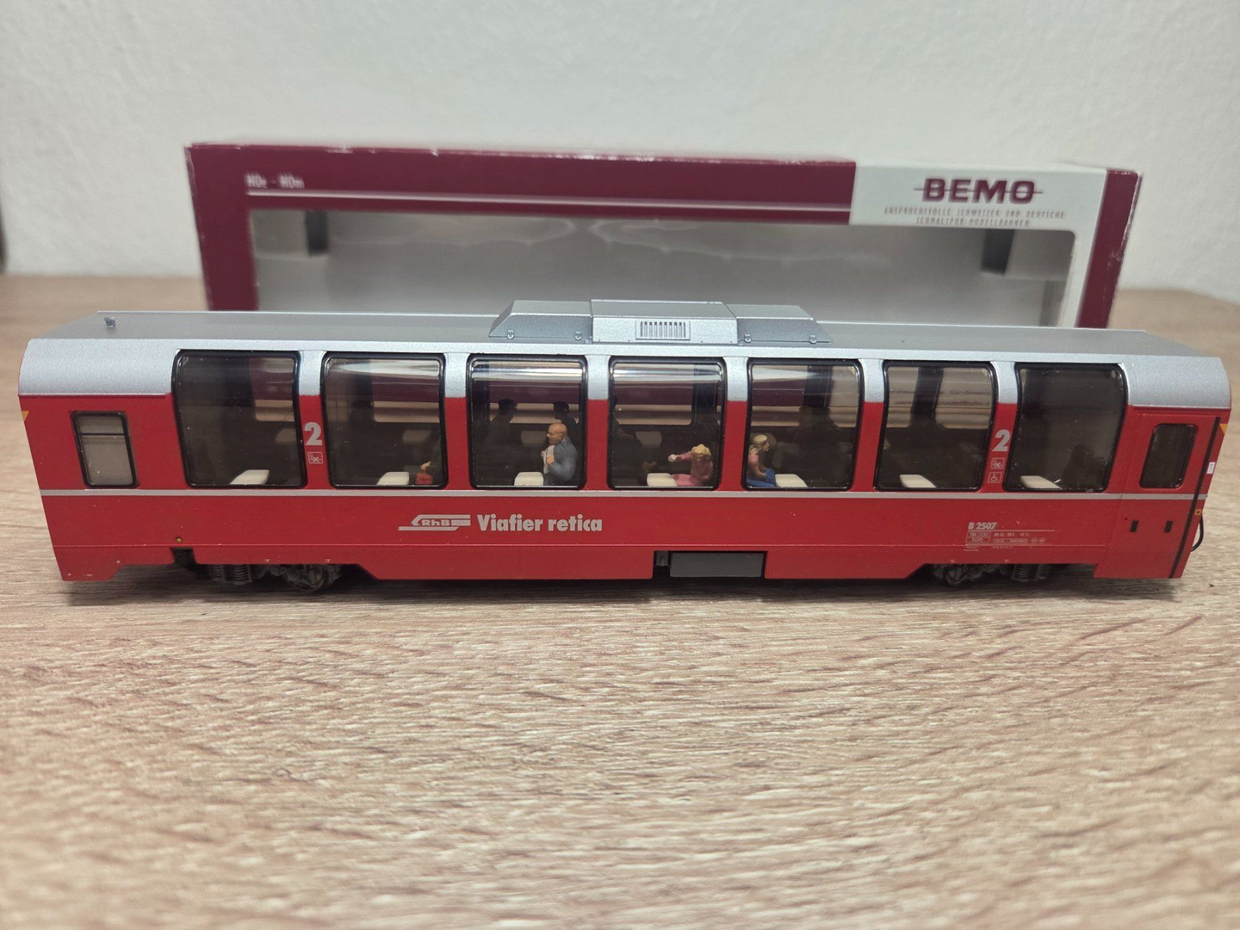 Bemo Modellini di ferrovie: Bemo 3294 107 Panoramawagen RhB H0m – Nuovo e nell'imballaggio originale da St-Aubin-Sauges venduto da Lo_Go