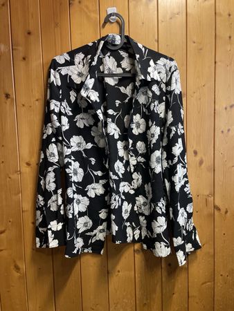 Italienische Bluse aus 100 % Seide, schwarz-weiß mit Blumenm