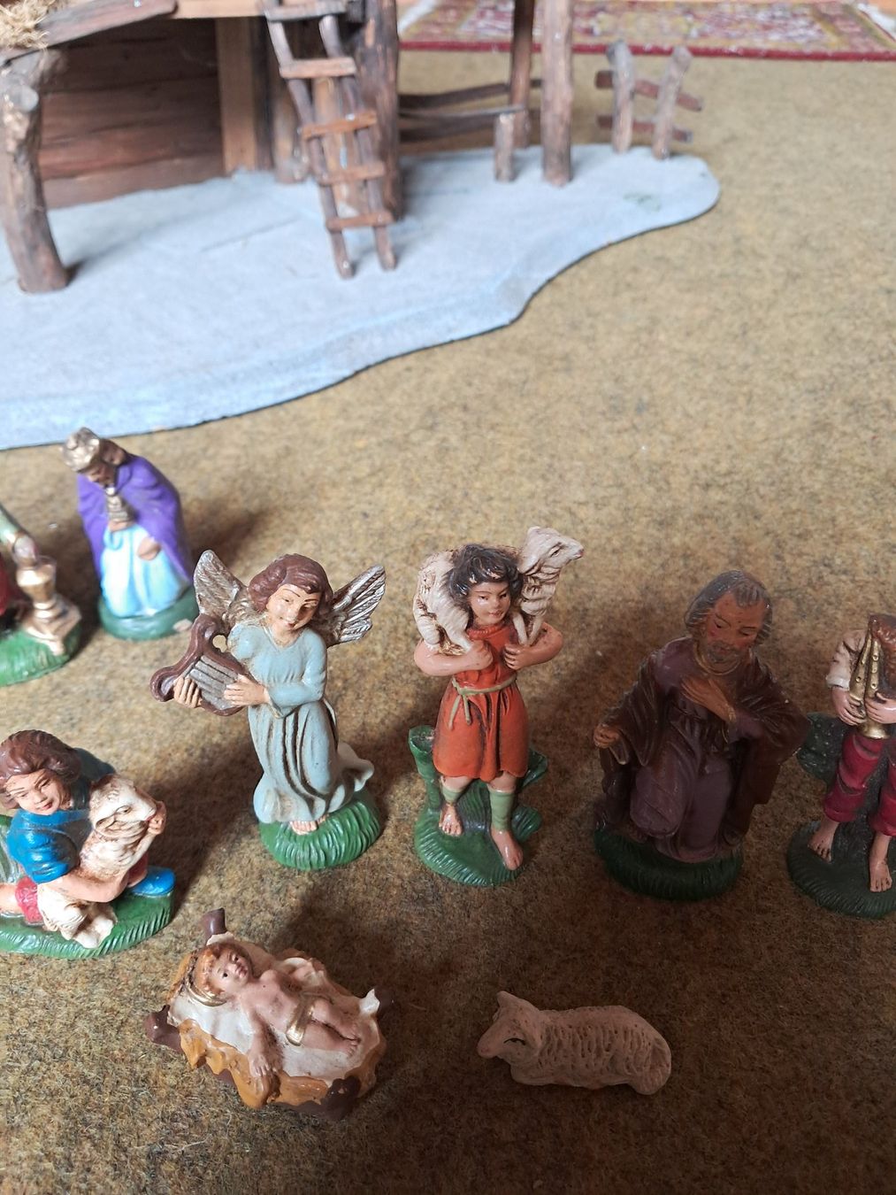 Alle Dekorationen: Rustikale Weihnachtskrippe mit alten Figuren Handbemalt – Gebraucht aus Lengnau BE von E500T 6
