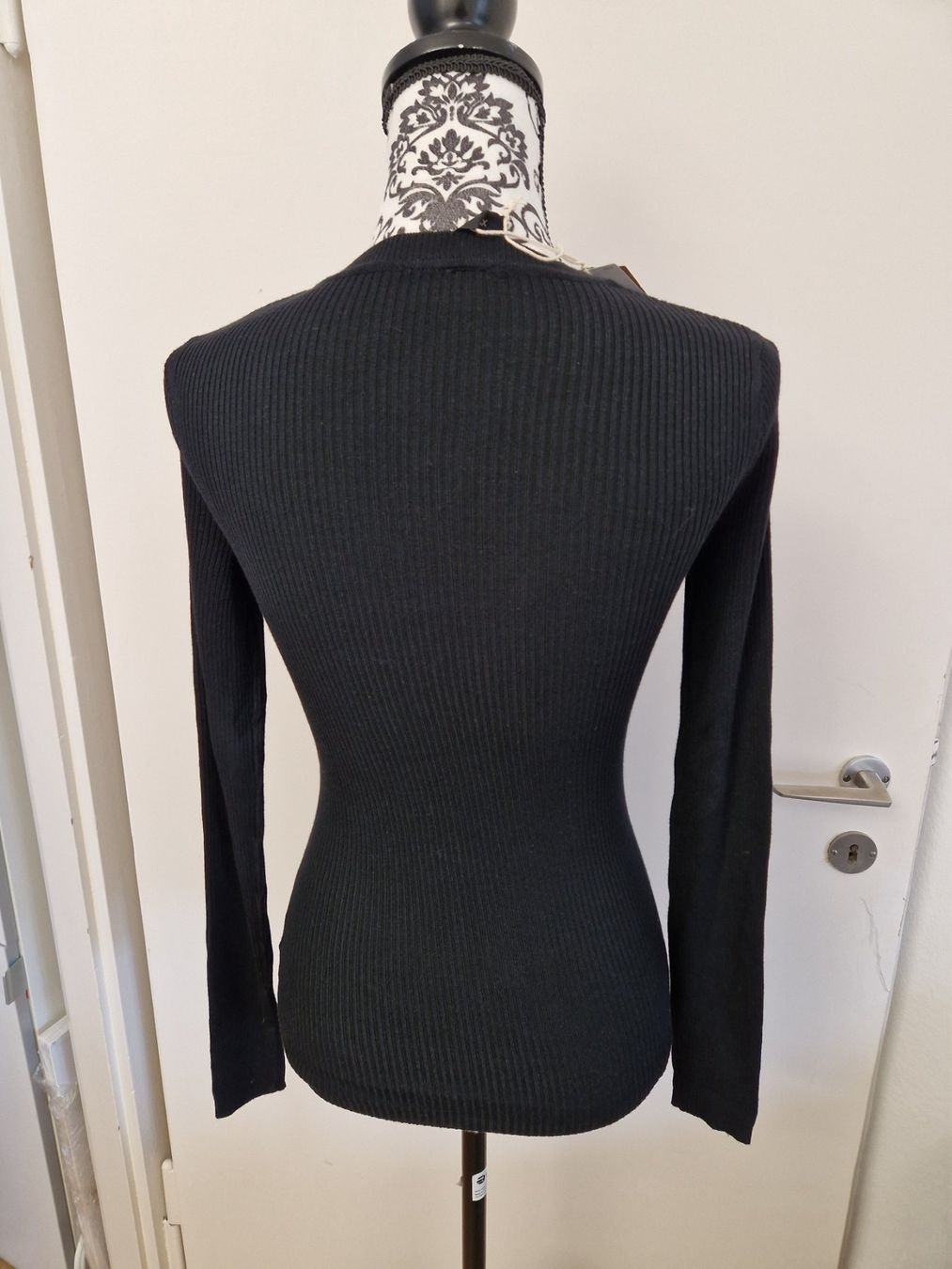 Zebra Pullover & Sweatshirts: 2 x Schwarze Damenpullover mit Cut-Out Gr. XS Neu! – Neu und originalverpackt aus Glattbrugg von mas_75t2 4