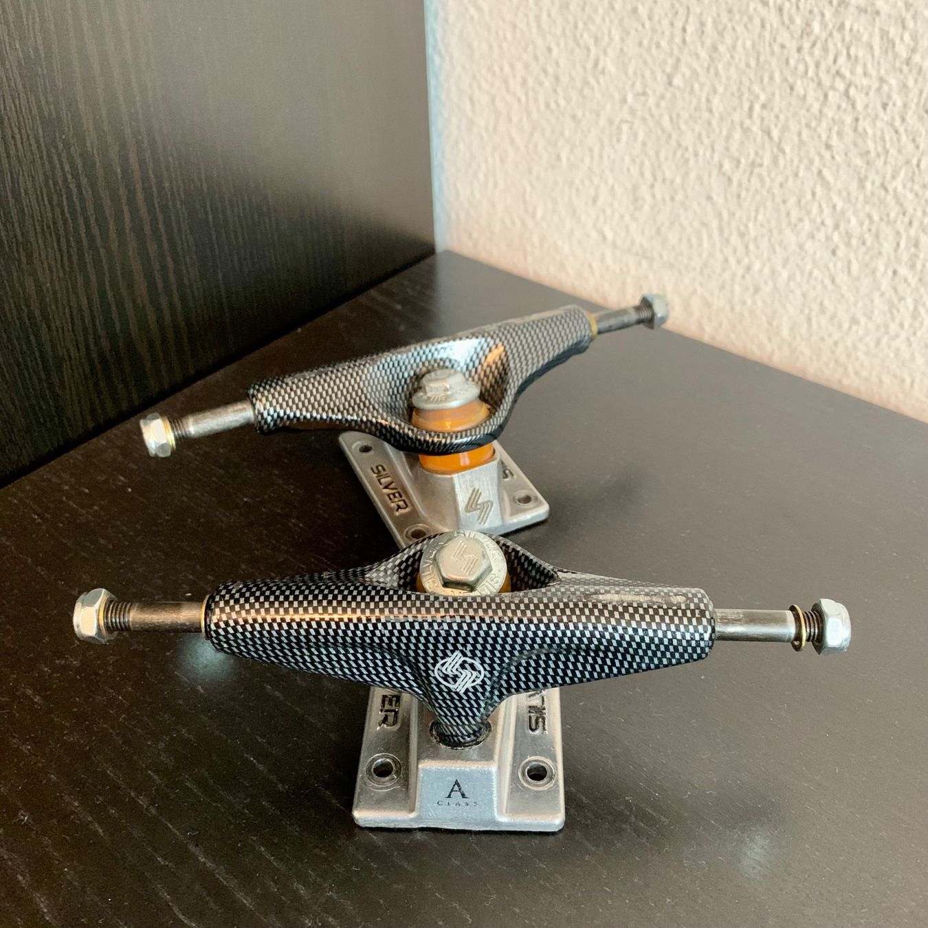 Skateboards: Silver Skateboard Achsen/Trucks – Gebraucht aus Unterengstringen von