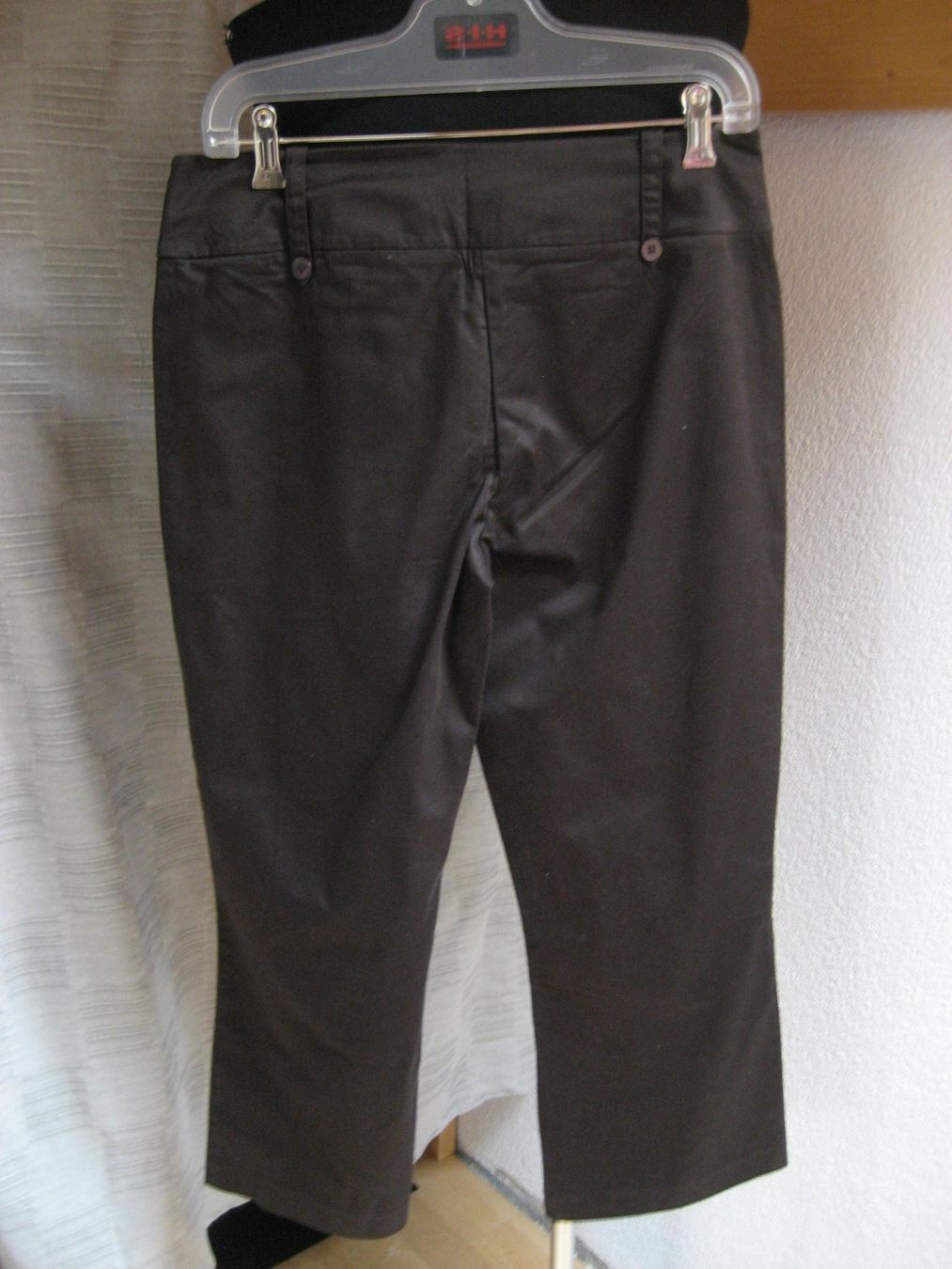 Pantaloni: Pantalon stretch 7/8 Essentiel taille 40 – Usato da Delémont venduto da marryb 2