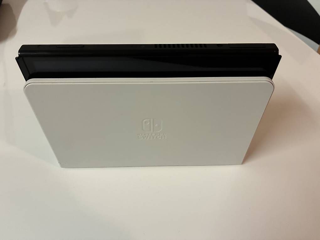 Console: Nintendo Switch OLED + Zubehör + 2 Spiele – Usato da Basel venduto da gml_j9db 1