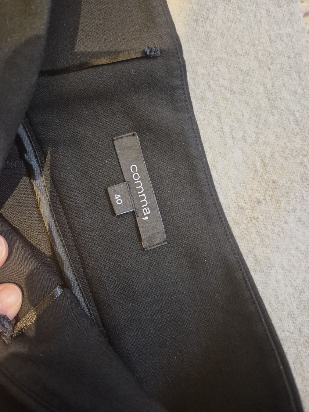 Comma Pantaloni: COMMA Hose, Gr. 40, schwarz, neuwertig – Nuovo (secondo la descrizione) da Herrliberg venduto da SELENONAUTKA 3