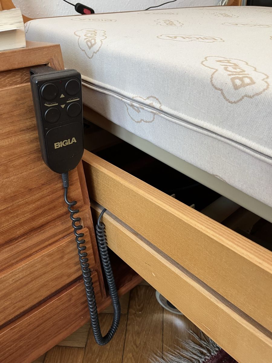 Letti: Bigla adjustable bed with mattress, good condition! – Usato da Ittigen venduto da Rush2112 1