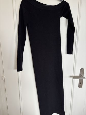 Robe noire à manches longues