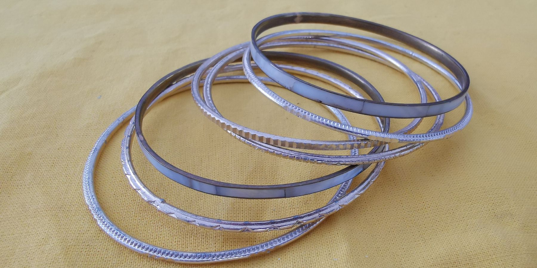 Bracciali & Braccialetti: 7 Armreifen Set, Perlmutt Look, Boho Chic – Usato da Itingen venduto da schweizersternchen