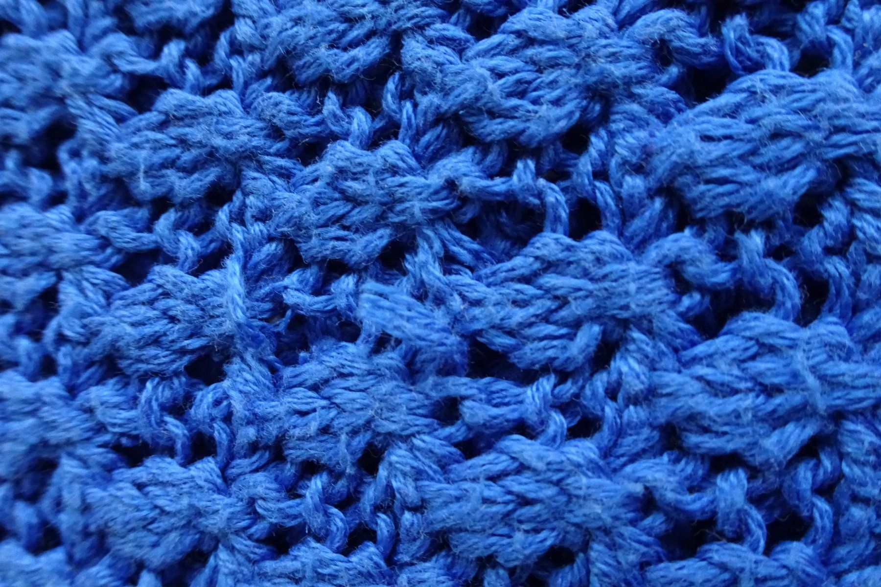Maglioni & Felpe: Strickpullover royalblau mit Lochstrickmuster Gr. M – Usato da Strengelbach venduto da schmetterling20 2