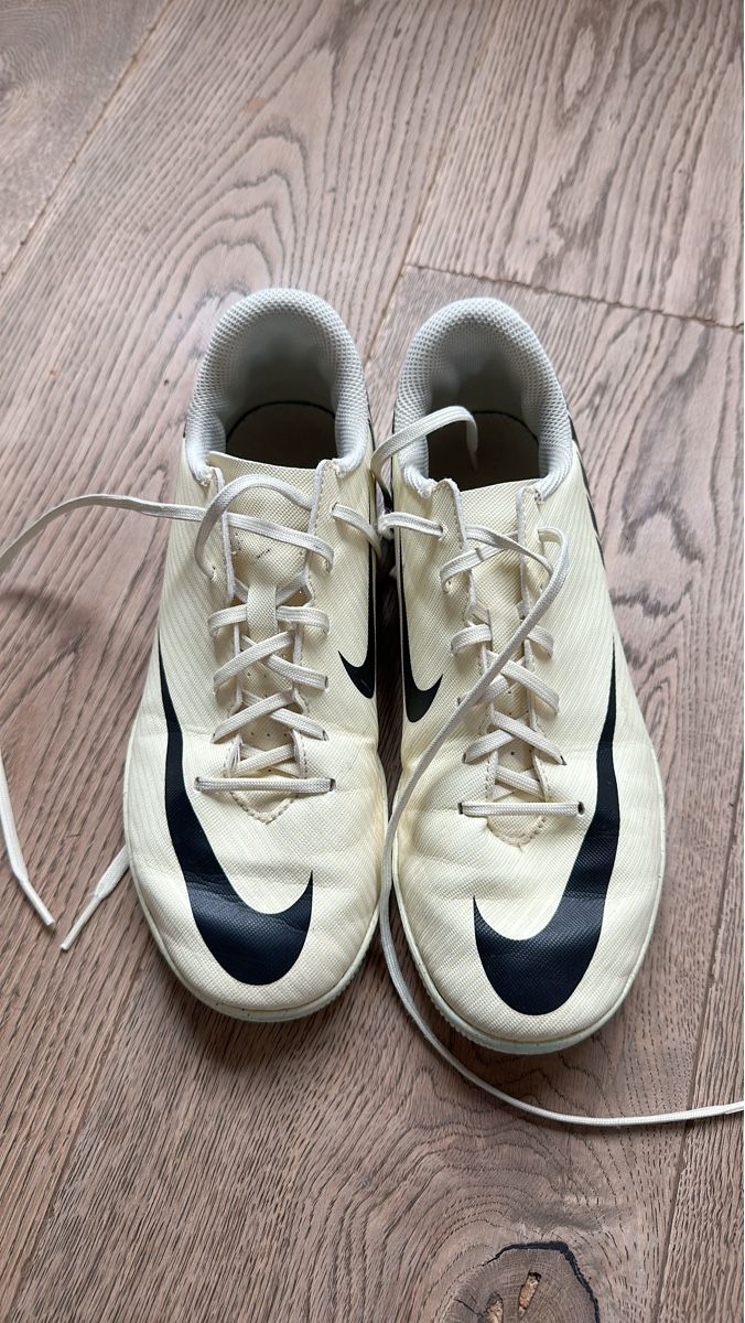 Scarpe da uomo: Nike Hallenschuhe Grösse 38.5 – Usato da Seon venduto da Melanie82