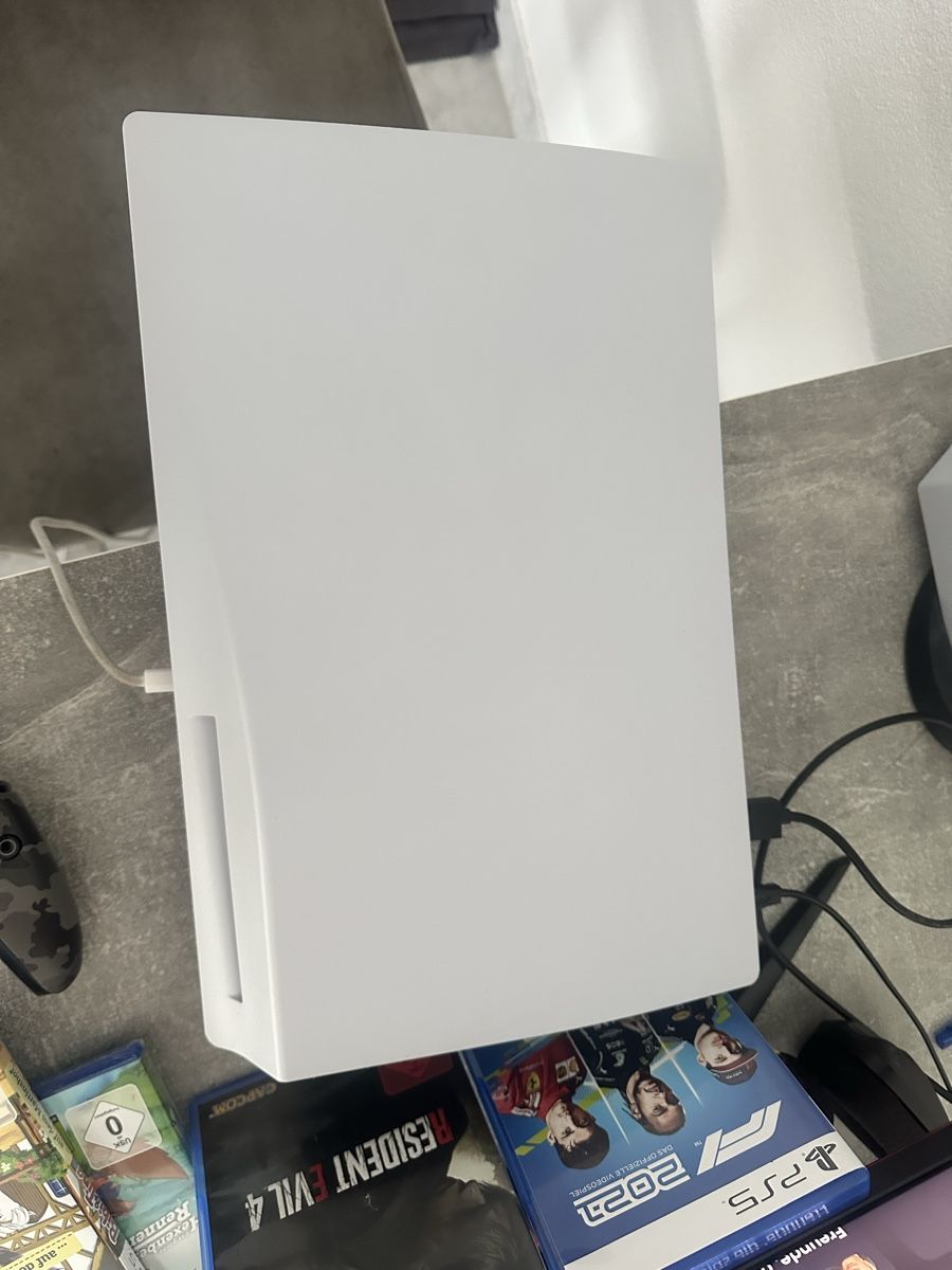 Sony Konsolen: Playstation 5 Disc Edition mit 1 Controller & 4 Spielen – Gebraucht aus Kleindöttingen von jas_5nyc 1