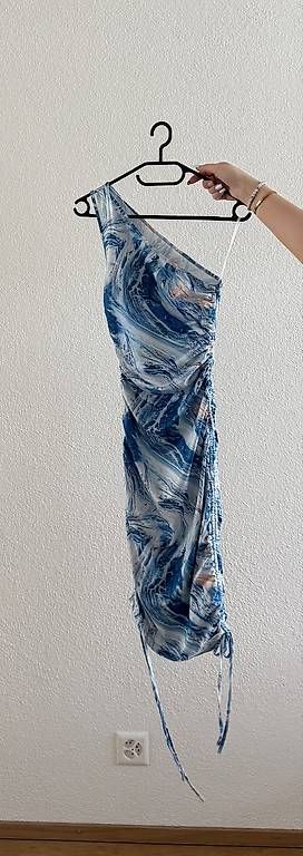 Vestiti: KLEID MIT MUSTER, EINE SCHULTER FREI – Usato da Niederhasli venduto da agn_28zq