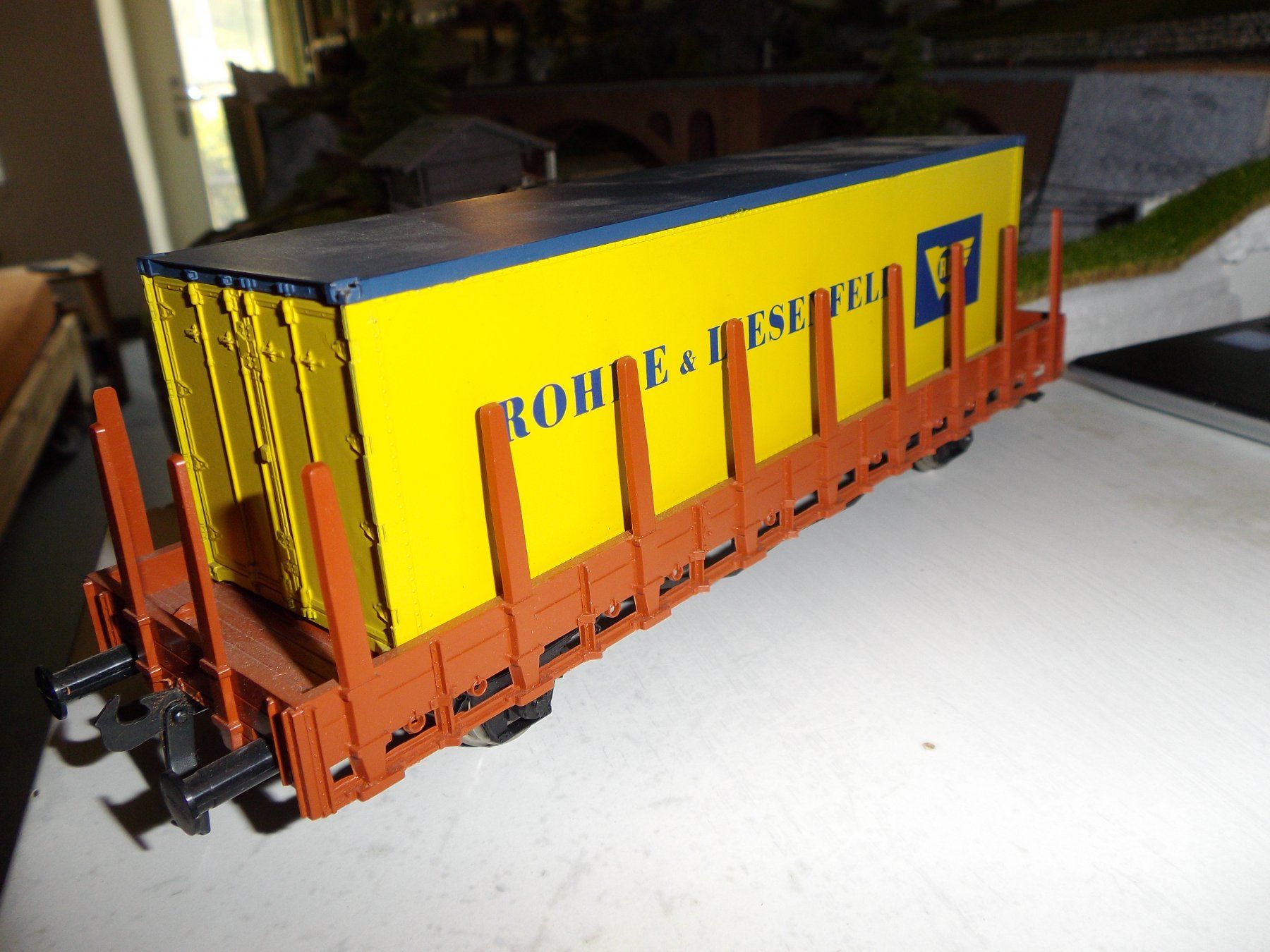 Modellini di ferrovie: 2  Spur 0  Rungenwagen mit Container – Difettoso da Schaffhausen venduto da Oetfel 2