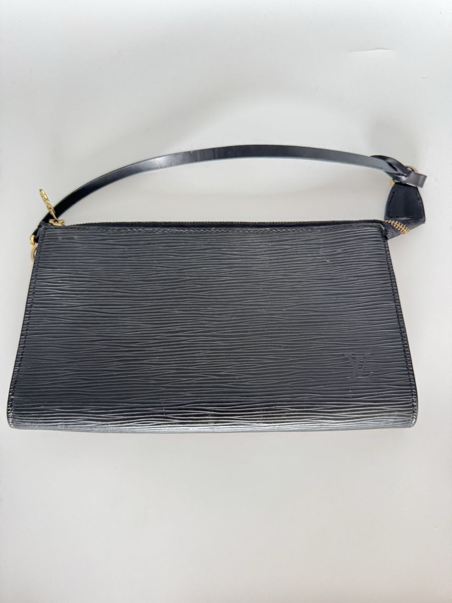 Louis Vuitton Borse da donna: Louis Vuitton Pochette Noir Épi – Usato da Trelex venduto da emi_r59r 2