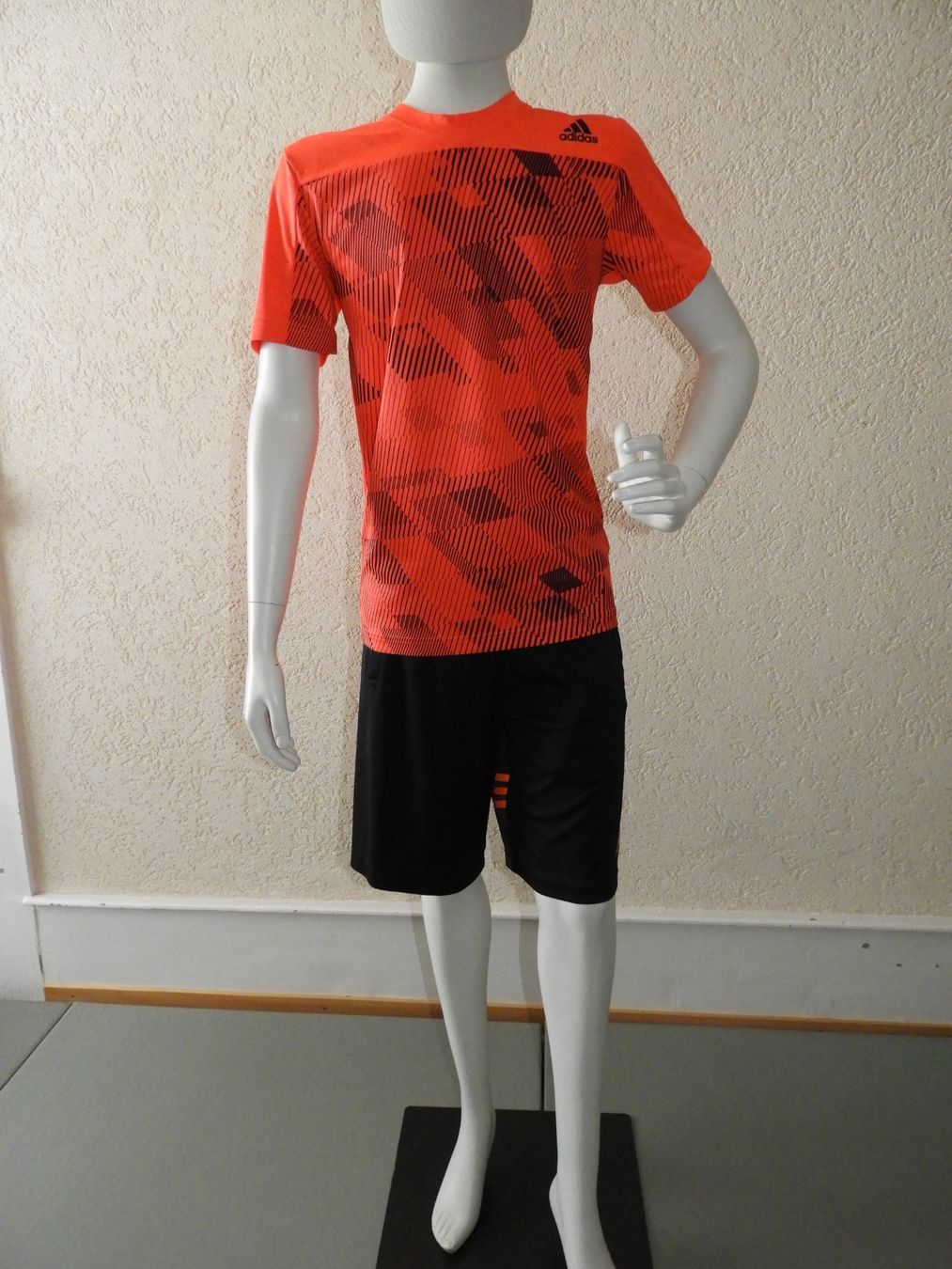 Adidas Lotti di vestiti: Ensemble de sport Adidas - Taille S – Usato da Dombresson venduto da sev_bsb8 1