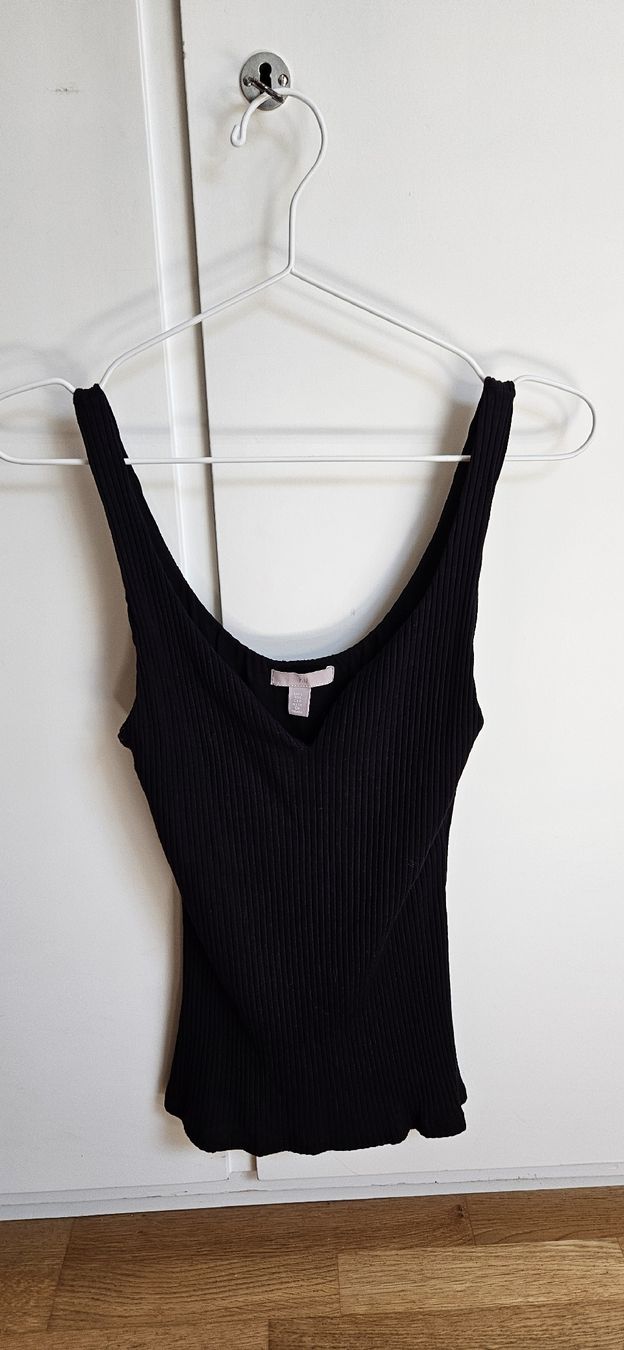 H&M Top: H&M Top Grösse S schwarz gerippt – Usato da Rombach venduto da ThriftBetter