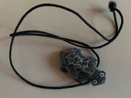 Anhänger Schildkröte mit Schnur handgemacht dunkelgrau
