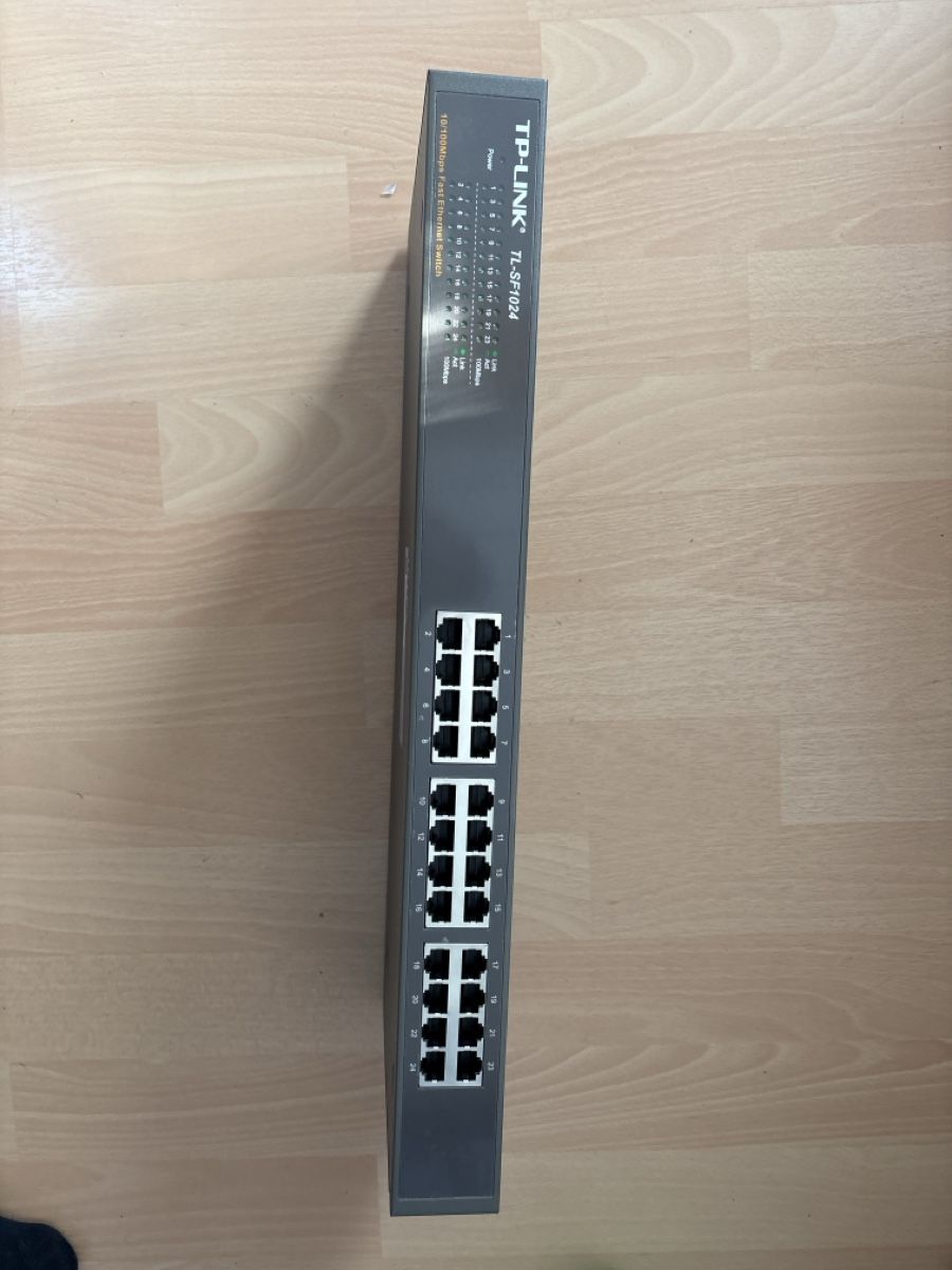TP-Link Hub & Switch: Switch 24 ports Tp Link – Usato da Les Bois venduto da StockSecure