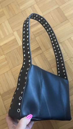 Tasche schwarz mit Nieten Schultertasche Damen neuwertig