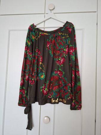 Blouse Desigual fleurie à sequins – style bohème