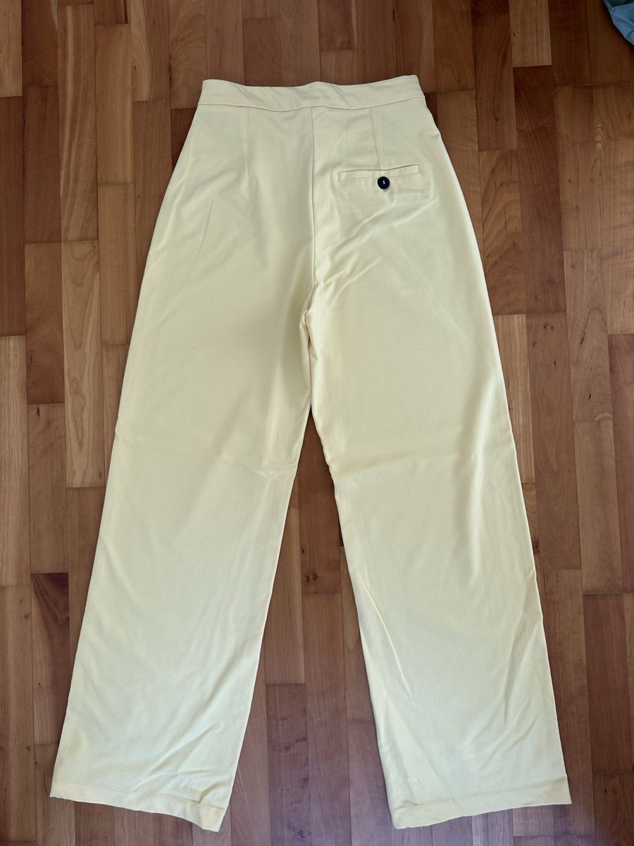 Bershka Pantaloni: hellgelbe Stoffhose – Usato da Romanshorn venduto da ila_2nzf 1