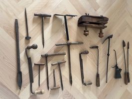 Konvolut aus antiken Handwerkszeugen