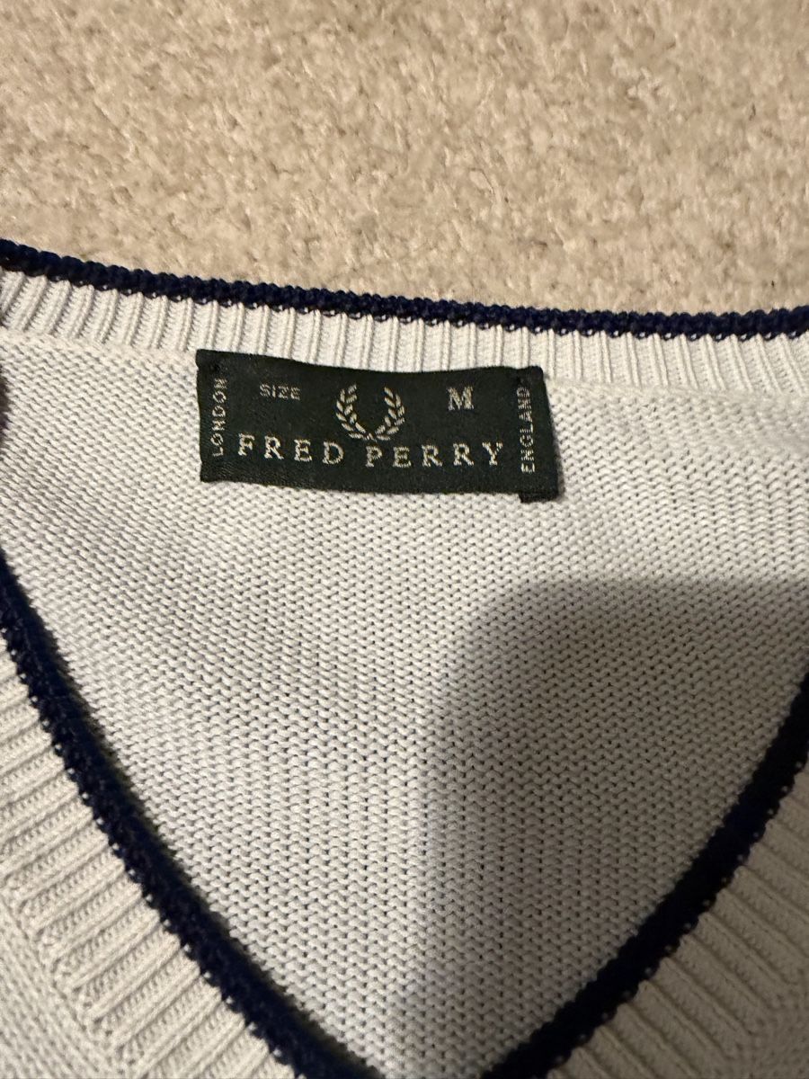 Fred Perry Magliette Polo: Fred Perry Pullover V-Ausschnitt Grösse M hellblau guter Zu – Nuovo (secondo la descrizione) da Schaffhausen venduto da ans_5qdm 1