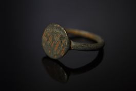 Antiker Bronze-Fingerring mit gravierter Ringplatte