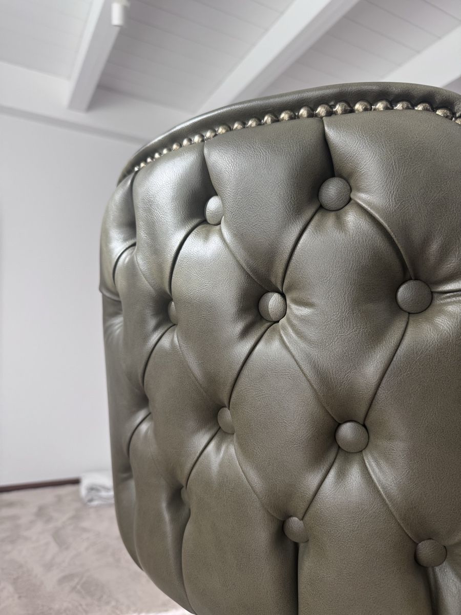 Hocker: 2 Neuwertige Barhocker olivgrün – Neu und originalverpackt aus Luzern von raquel.m 2