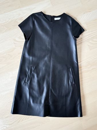 Schwarzes Kleid in Lederoptik von Mango, Gr. 140 Wie neu!