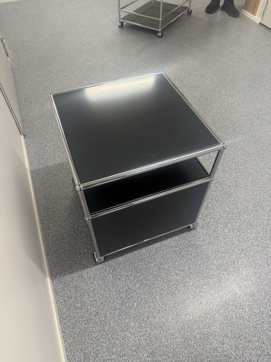 USM Eléments de bureau: USM Haller Tisch mit Rollen in Anthrazitgrau  – D'occasion à Balsthal par Designhaus.Schmitt 1